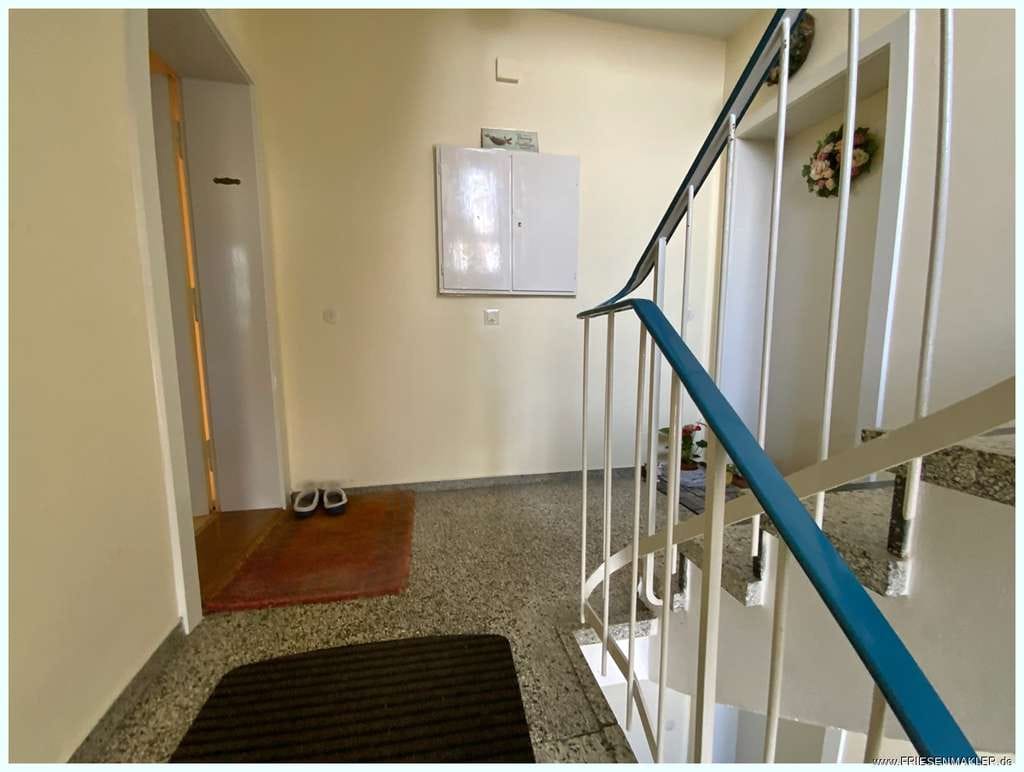 Immobilie in Husum - BEZUGSFREI: 2 Zimmer-Wohnung mit Südbalkon, großem Dachbodenraum + Garage in zentrumsnaher Wohnlage! - Bild 3