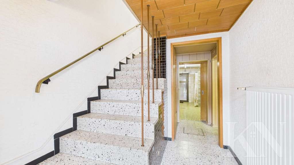 Immobilie in Sulzbach/Saar - Charmantes Einfamilienhaus mit großem Balkon und Garten - Bild 2