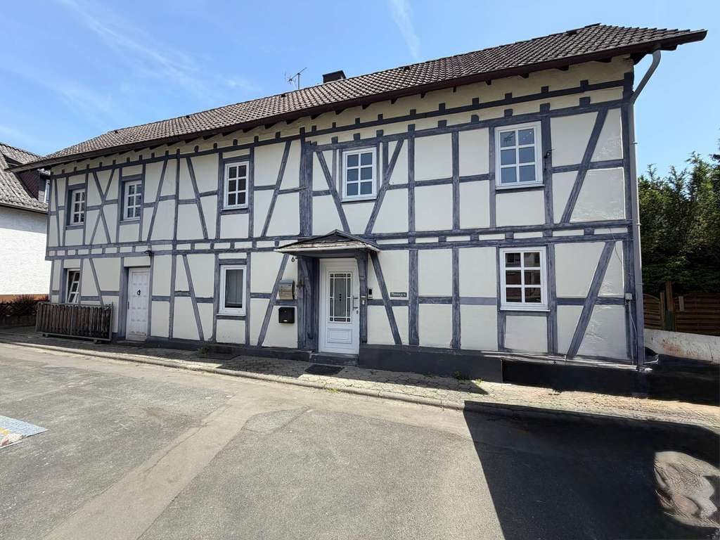 Immobilie in Solms - Viel Platz, viel Ruhe - Haus mit Garten & Einliegerwohnung - Bild 0