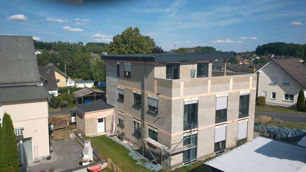 Immobilie in Bannberscheid - Zweitbezug nach Neubau: Gut geschnittene 2,5 Zimmer Wohnung mit großer Dachterrasse im Loft-Stil! - Bild 1
