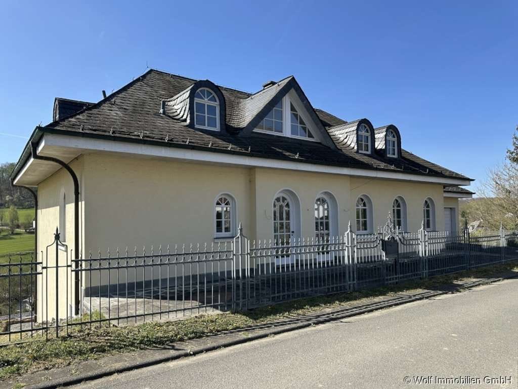 Immobilie in Weinbach - Ihr Traumhaus mit unverbaubarem Blick auf die Lahn - Bild 1