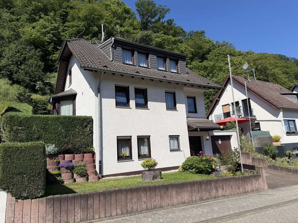 Immobilie in Brohl-Lützing - Familienfreundliches Einfamilienhaus in ruhiger Hanglage mit Garage - Bild 0