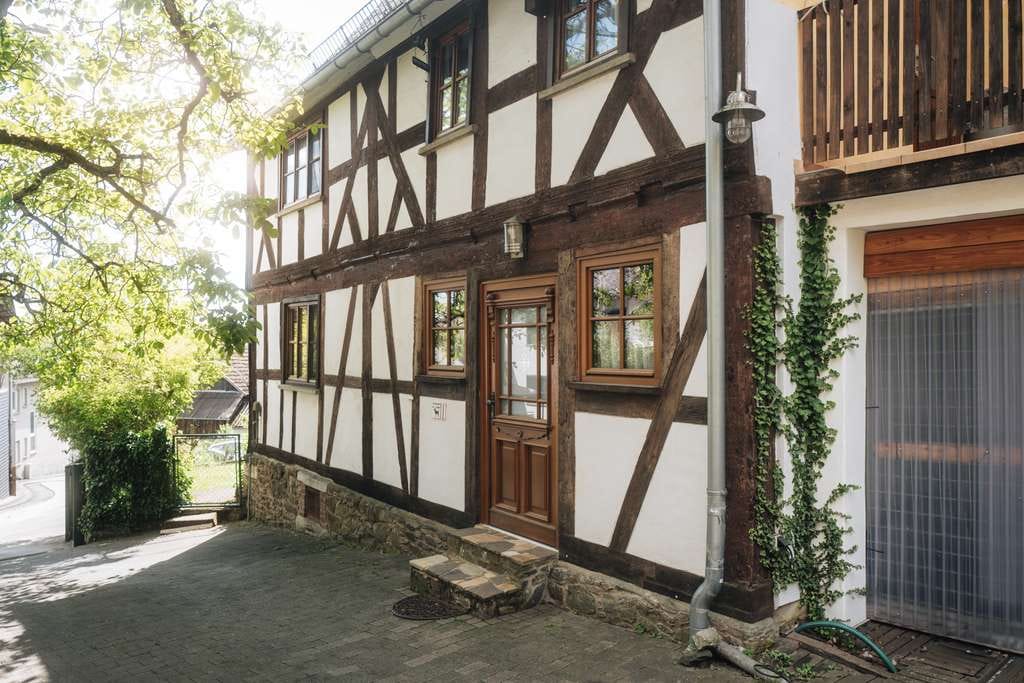 Immobilie in Hohenahr - Liebevoll restaurierte Hofreite mit historischem Fachwerkcharme und idyllischem Innenhof - Bild 0