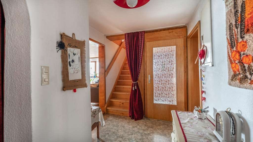Immobilie in Dunningen - ZFH mit Maisonette, Scheune und großem Grundstück - vielseitig nutzbar - Bild 3