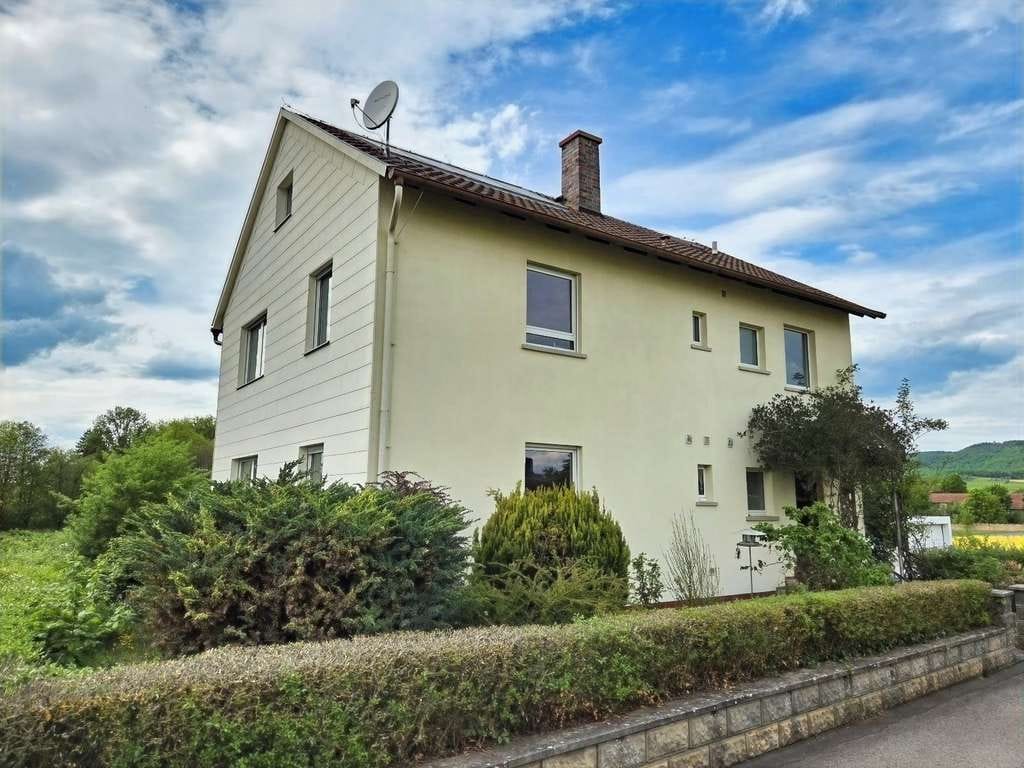 Immobilie in Hofheim in Unterfranken - Ortsrandlage mit Panoramablick - Gepflegtes ZFH (Wfl. 150 m²) mit Gartengrundstück (799 m²) von H - Bild 0
