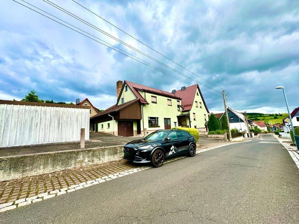 Immobilie in Floh-Seligenthal - Zweifamilienhaus mit Werkstatt, Scheune und großem Grundstück in Floh - Seligenthal / OT Floh - Bild 1