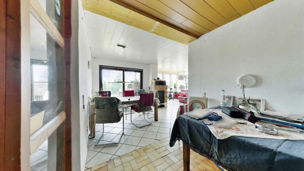 Immobilie in Isernhagen - Raum für Ideen: Einfamilienhaus mit großzügigem Grundstück & guter Basis - Bild 3