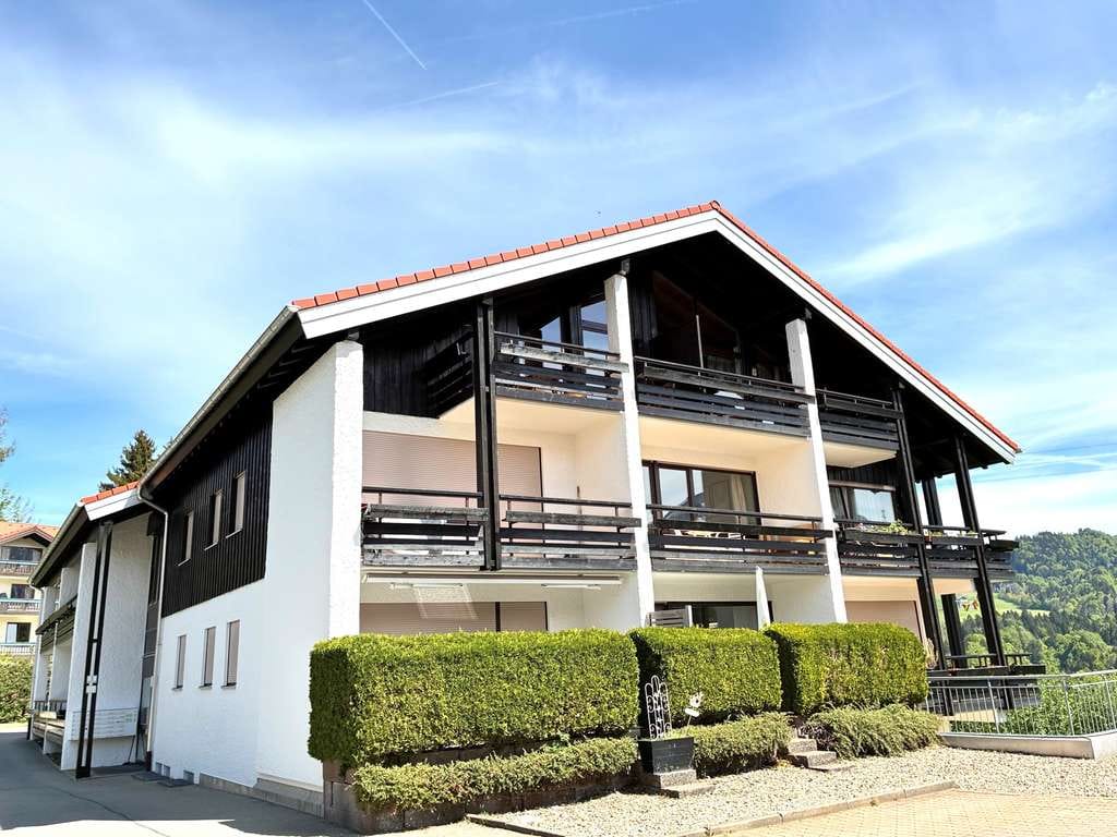 Immobilie in Oberstaufen - Traumhafte Aussichten - Maisonette - Wohnung in ruhiger Lage im beliebten Bergdorf Steibis - Bild 0