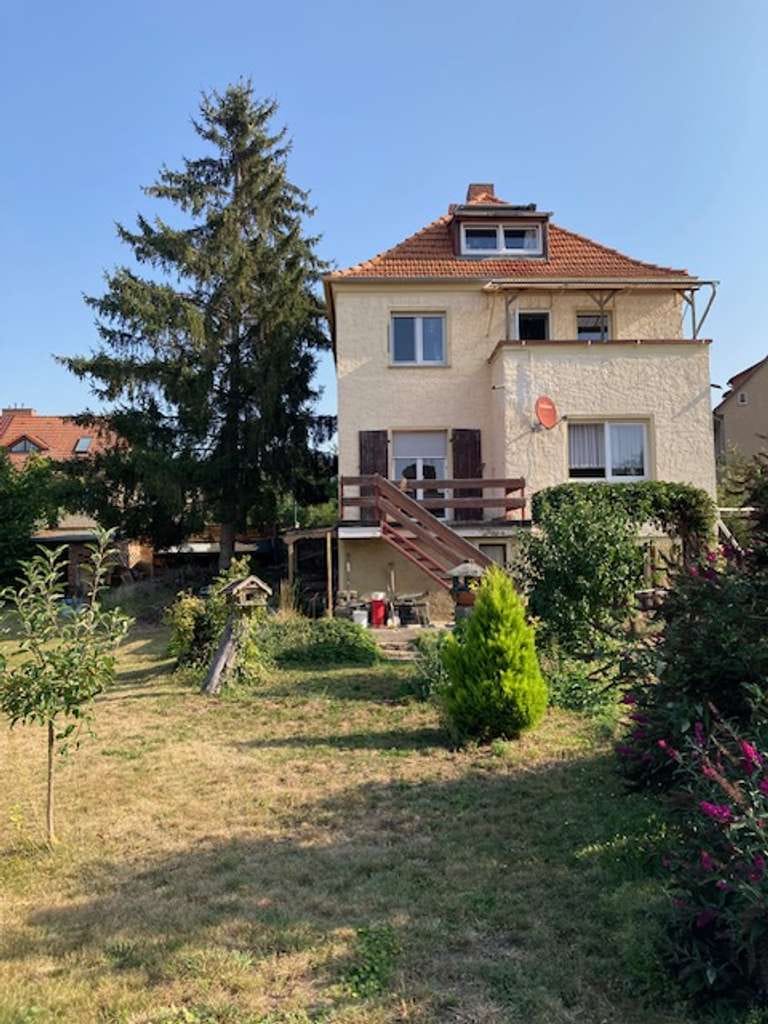 Immobilie in Artern - Großes Wohnhaus mit 1050 m² Grundstück, Garten, Garagen und Zufahrt in Artern - Bild 0