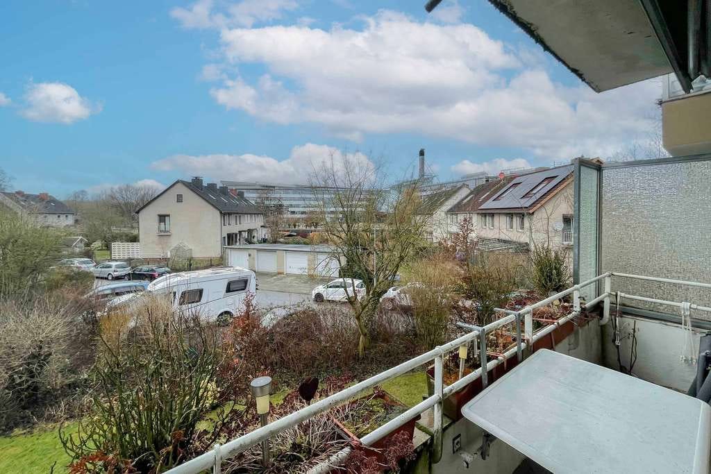 Immobilie in Lübeck - Sanierungsprojekt mit Potenzial: 3-Zimmer-Wohnung auf Erbbaugrundstück in ruhiger Wohnanlage - Bild 0