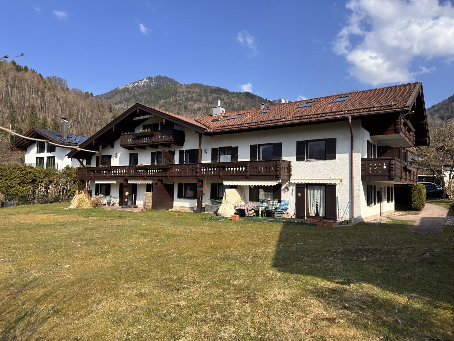 Immobilie in Unterwössen - Ruhige 2,5-Zi.-Mansarden-ETW mit 2 Bergblick-Südbalkonen, FBH, Gemeinschafts-Garten und Garage - Bild 1