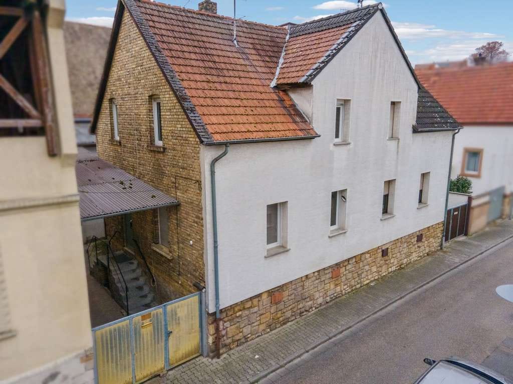 Immobilie in Bodenheim - Teilsaniertes Doppelhaus mit gemütlichem Innenhof und viel Raum zum Wohlfühlen in Bodenheim - Bild 0
