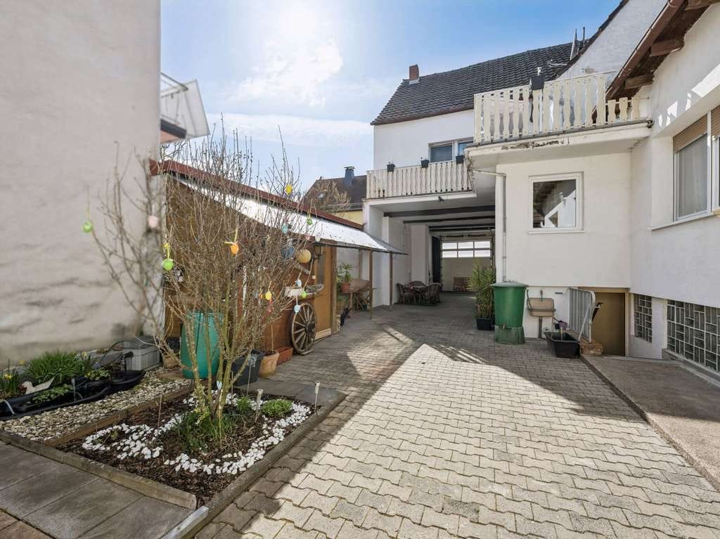 Immobilie in Schöneck - Zweifamilienhaus mit Einliegerwohnung, Garten und Ausbaupotenzial in ruhiger Lage in Schöneck - Bild 0