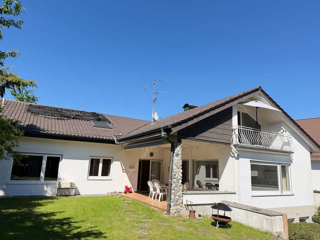 Immobilie in Aulendorf - Sehr besonderes Zweifamilienhaus mit Pool, Sauna und traumhaftem Garten - Bild 0