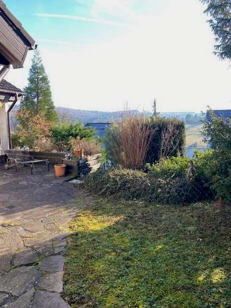 Immobilie in Wimsheim - Sonniges Einfamilienhaus mit ELW oder Büro und 2 Garagen in Hanglage mit Aussicht auf Wimsheim! - Bild 2