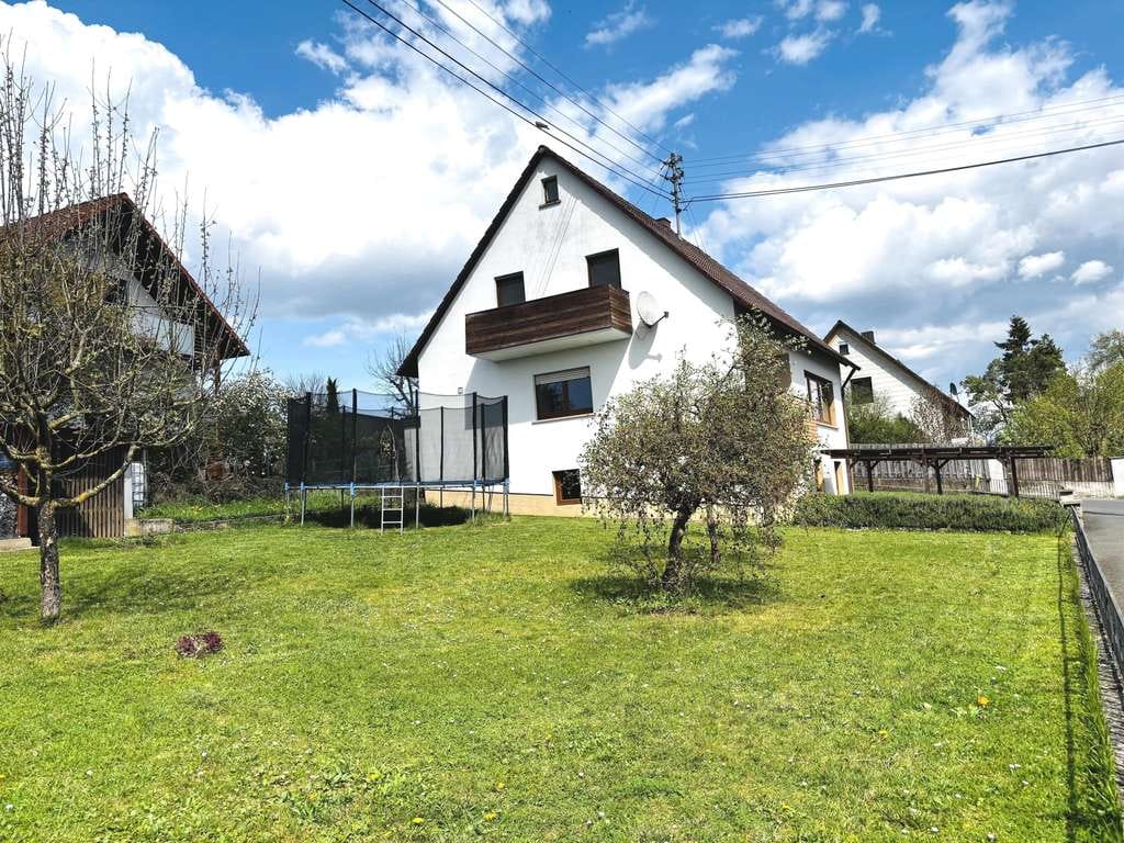 Immobilie in Hofheim in Unterfranken - Raum für eigene Wohnideen! Ruhig und sonnig gelegenes Haus mit zwei Balkone, Garage, Carport,  Wohn - Bild 4