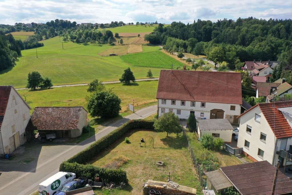 Immobilie in Gschwend - Haus mit Potential für 3 Wohnungen und Baugrundstück in ruhiger Ortsrandlage von Gschwend - Bild 2