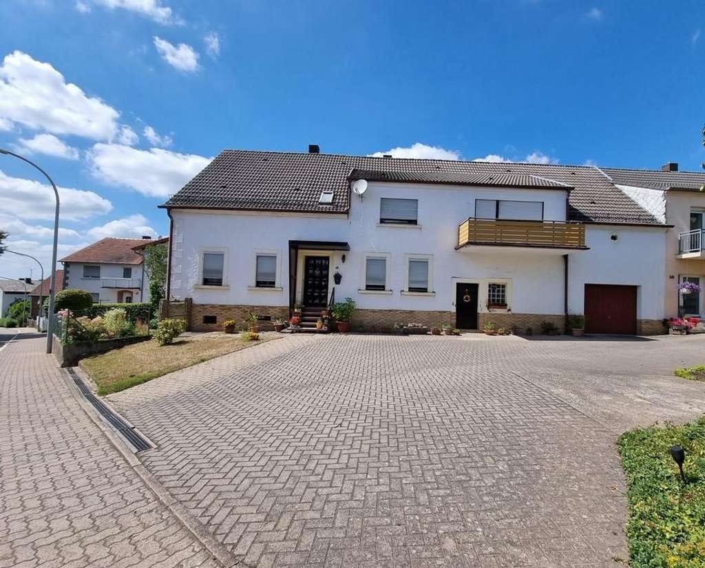 Immobilie in Pirmasens - +++ Großzügiges Ein- bis Zweifamilienhaus mit sonnigem Garten, Garage und Nebengebäude in bevorzu... - Bild 1
