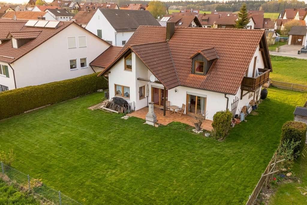Immobilie in Reichertshausen - Charmantes Einfamilienhaus unverbaubarem Blick in die Natur in Steinkirchen! - Bild 0