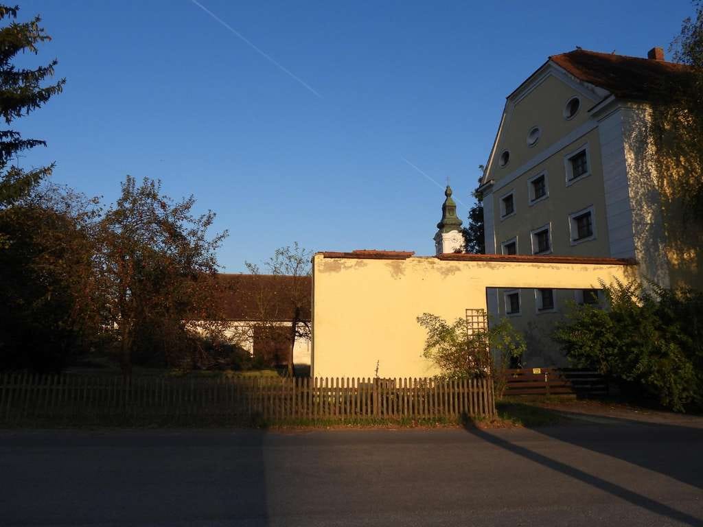 Immobilie in Neuhaus am Inn - Hofstelle mit denkmalgeschützten Gebäuden - ehemalige Abtei Vornbach - Bild 0