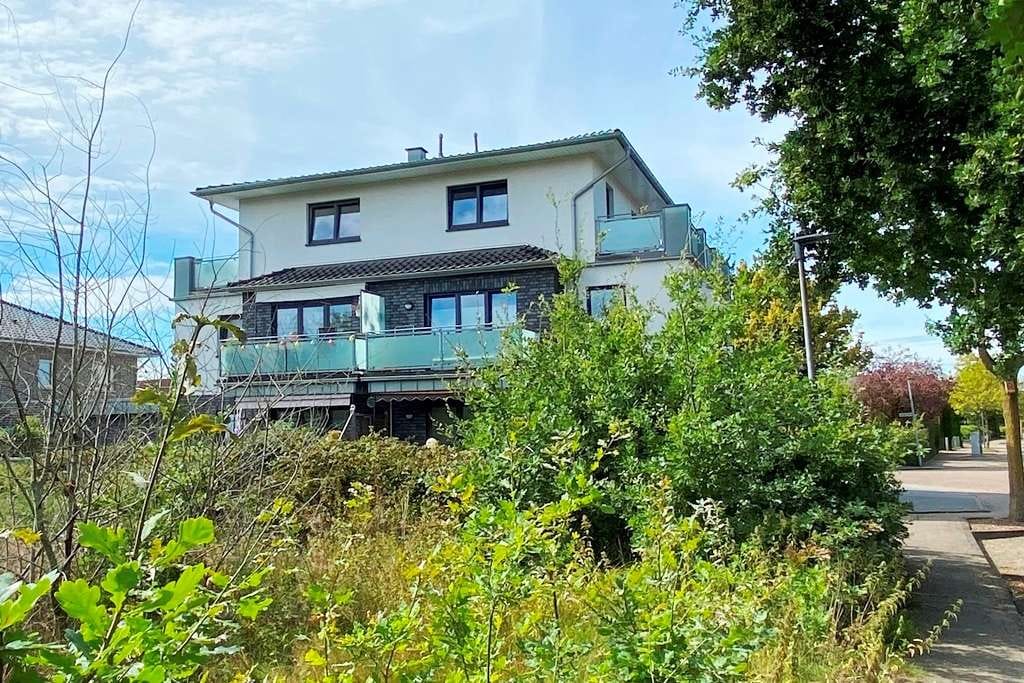 Immobilie in Essen/Oldenburg - Moderne, gepflegte Wohnanlage mit fünf Wohneinheiten, Kellerräumen sowie Pkw-Stellplätzen - Bild 1