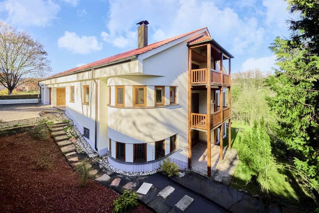 Immobilie in Langenneufnach - Ihr neues Kapitel!
Großzügiges Zweifamilienhaus mit Traumgarten und Sauna - Bild 0