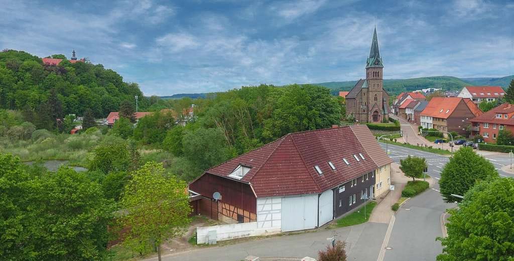 Immobilie in Herzberg am Harz - Voll vermietetes Mehrfamilienhaus mit Garagen, Scheune, viel Nutzfläche & zusätzlichem Baugrundst� - Bild 0