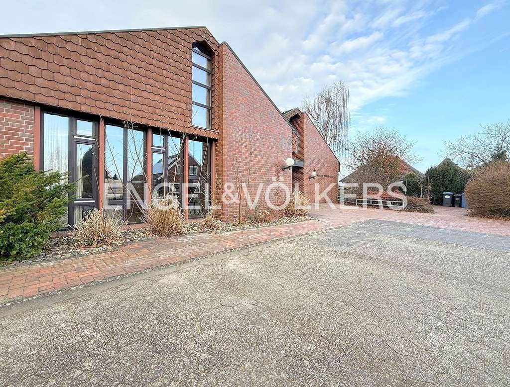 Immobilie in Schortens - Großzügiges Wandlungswunder: Ehemaliges Gemeindehaus mit 330 m² Fläche und Baugrund-Option - Bild 1