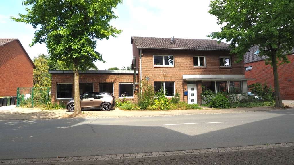 Immobilie in Uedem - Großes, multifunktionelles Objekt mit einzigartigem Saal von 120 m2, insgesamt 355m2 ! - Bild 0