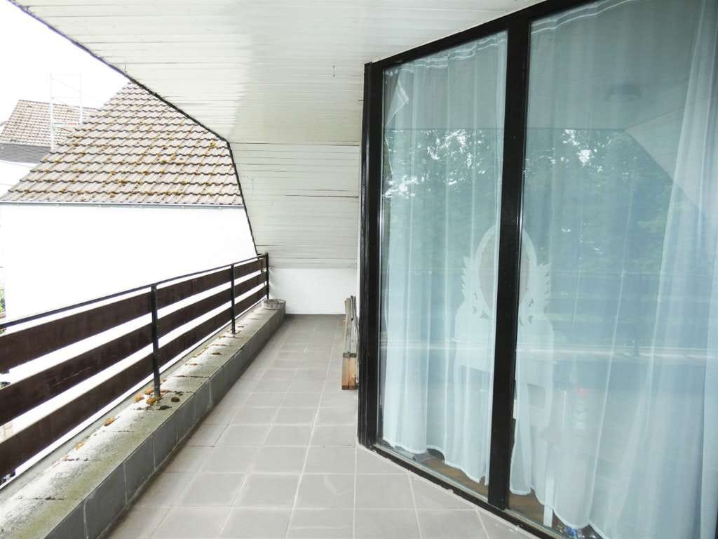 Immobilie in Burscheid - 260qm Wohnfläche mit Garten, 3 Loggien, Kamin & Einbauküche – auch als Zweifamilienhaus nutzbar - Bild 4