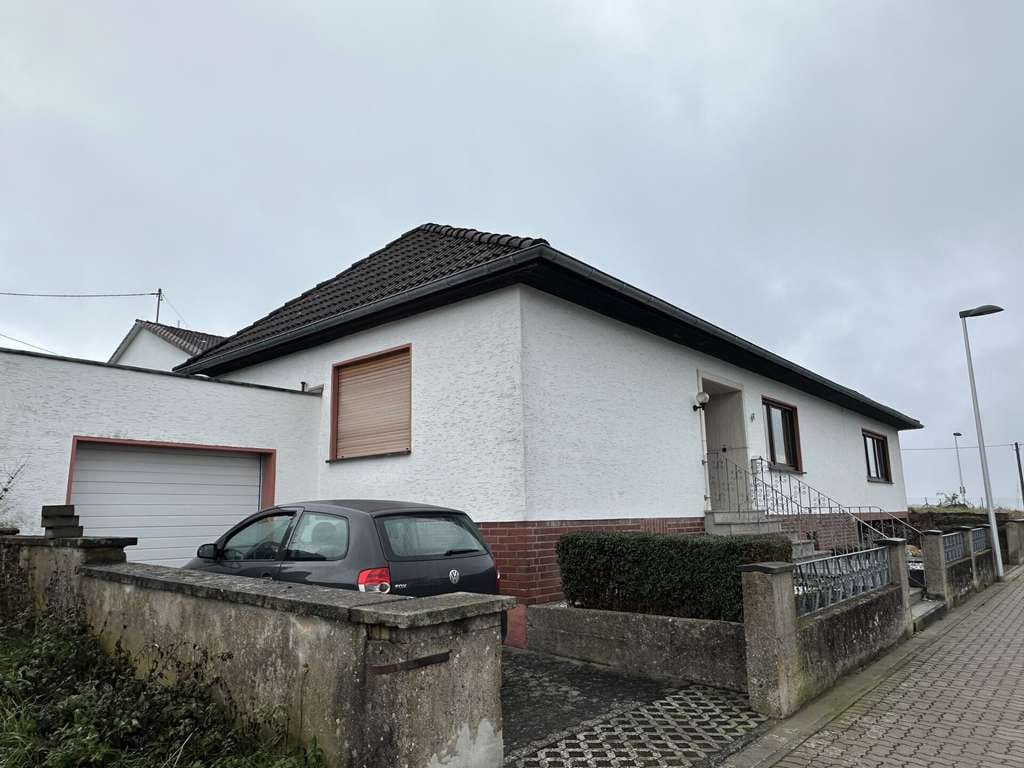 Immobilie in Bad Neuenahr-Ahrweiler - Wohnen auf einer Ebene: Bungalow mit Garten und Ausbaupotenzial in Ramersbach - Bild 0