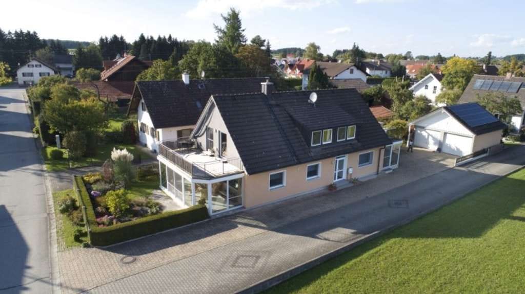 Immobilie in Pürgen - 2-FAM.HAUS / 2x ETW mit GARTEN/GARAGEN+PV-ANLAGE - DIREKT am ORTSRAND!
LENGENFELD - GEM.PÜRGEN -... - Bild 2