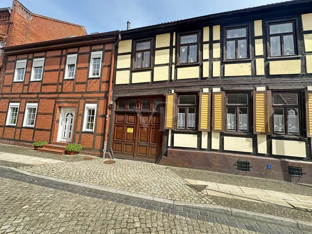 Immobilie in Osterburg (Altmark) - Zwei Häuser, ein Preis... gestalten Sie Ihr Leben neu. - Bild 1