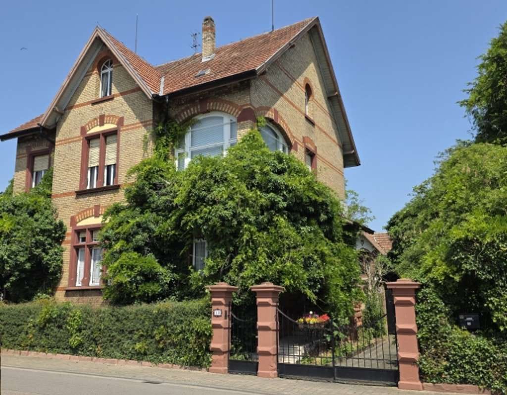 Immobilie in Rülzheim - Etwas besonders wartet hier auf Sie !! Historische Villa mit viel Garten u. ausgebauten Nebengebäude - Bild 0
