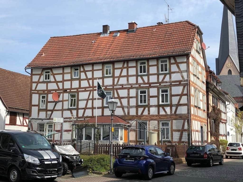 Immobilie in Schotten - Dreiseitig freistehend mit Vorgarten - MFH in Schotten - Bild 1