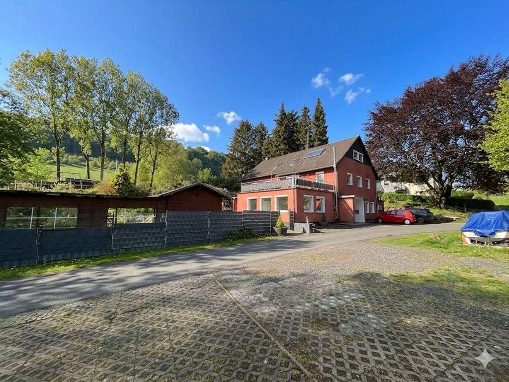 Immobilie in Altenbeken - Attraktives Mehrfamilienhaus in naturnaher Lage von Altenbeken - Bild 1