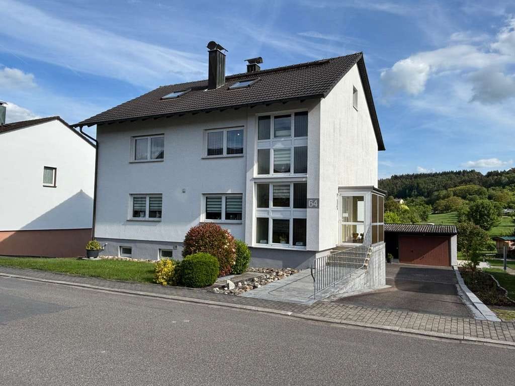 Immobilie in Höpfingen - Großzügiges Wohnhaus mit drei Wohneinheiten, 4 Garagen und traumhafter Feldrandlage in Höpfingen - Bild 0