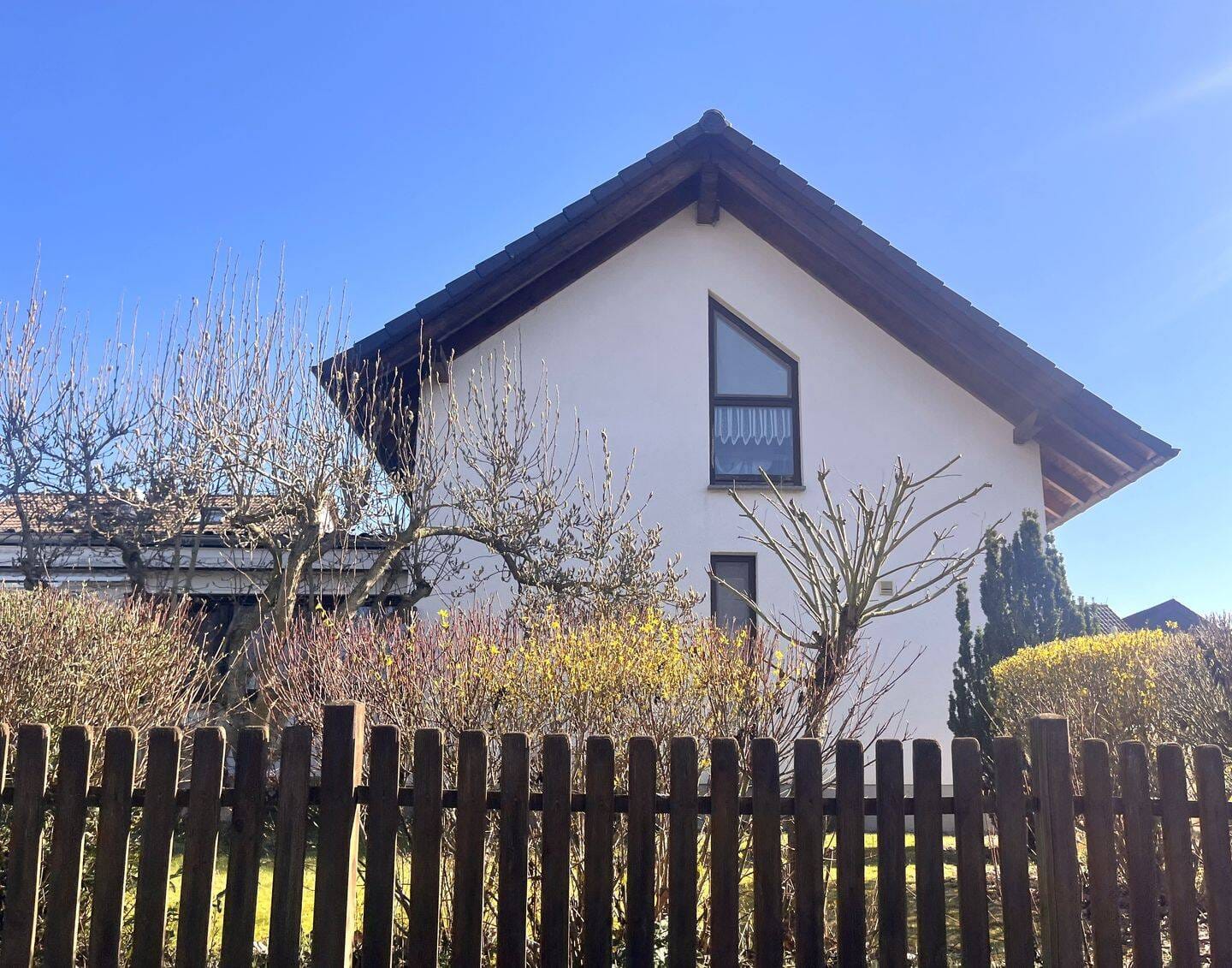Immobilie in Lahntal - Wohnhaus mit Anbau: Kapitalanlage oder großzügiges Einfamilienhaus - Bild 1