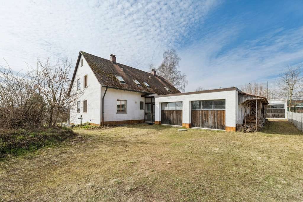 Immobilie in Windsbach - Freistehendes Zweifamilienhaus mit 3 Garagen und großem Garten in Windsbach zur Modernisierung - Bild 1