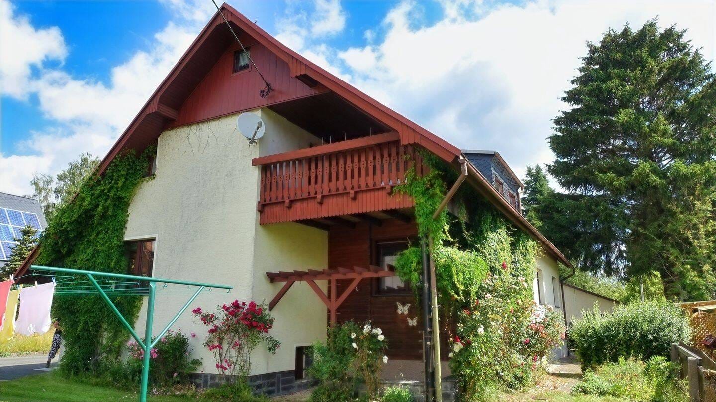 Immobilie in Grünbach - Großzügiges  Ein- bis Zweifamilienhaus - Hier ist auch noch Platz für Tiere - Bild 1