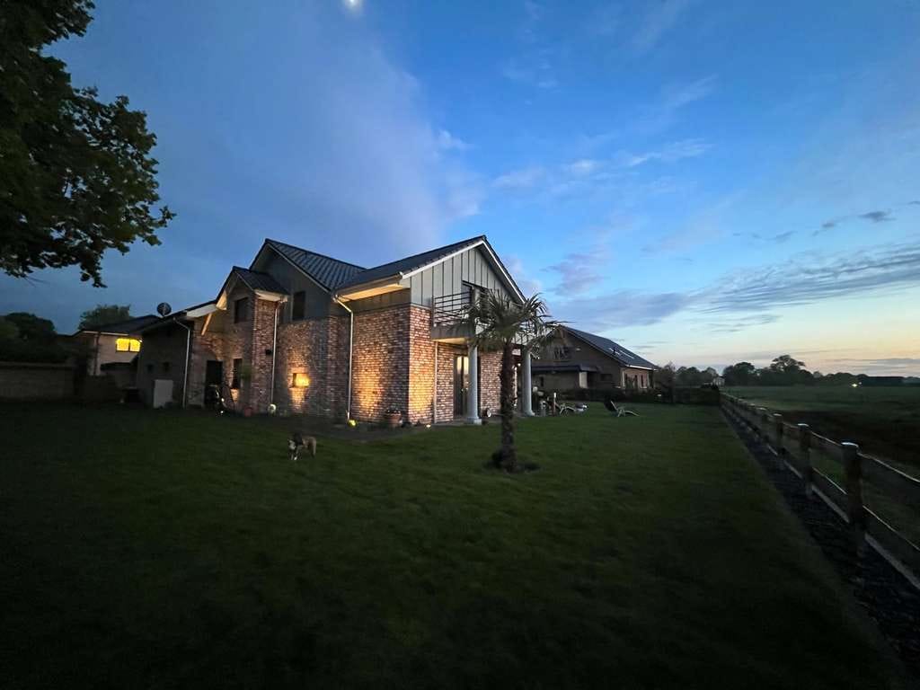 Immobilie in Bevern - Exklusives Architektenhaus in Handwerksqualität – KfW-40, PV-Anlage, & unverbaubarer Blick - Bild 0