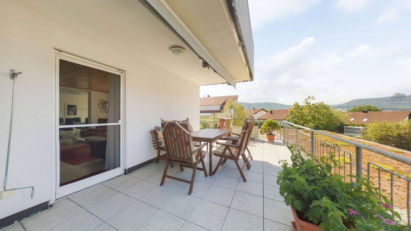 Immobilie in Böbingen an der Rems - Phänomenales Zweifamilienhaus in Böbingen mit Ausblick, viel Platz, wunderschönen Gärten, 3 Garagen und ELW - Bild 0
