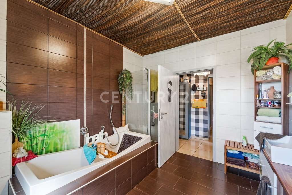 Immobilie in Bassum - ** Zweifamilienhaus mit Vollkeller ** - XL Haus bietet Platz für jeden - Bild 2