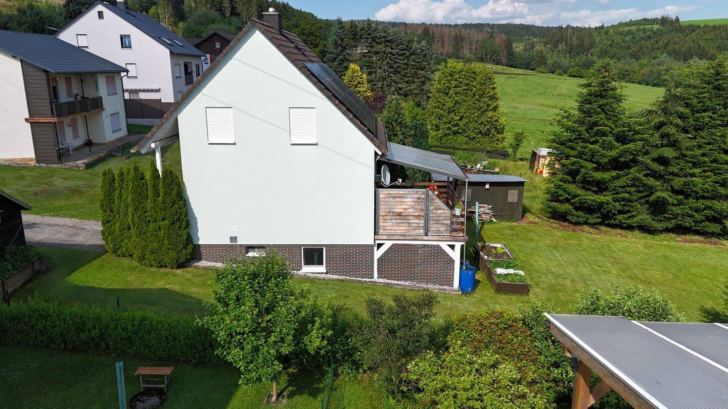 Immobilie in Teuschnitz - Einziehen und Wohlfühlen: Gepflegtes Einfamilienhaus mit Traumblick und moderner PV-Anlage in Teuschnitz OT Haßlach - Bild 3