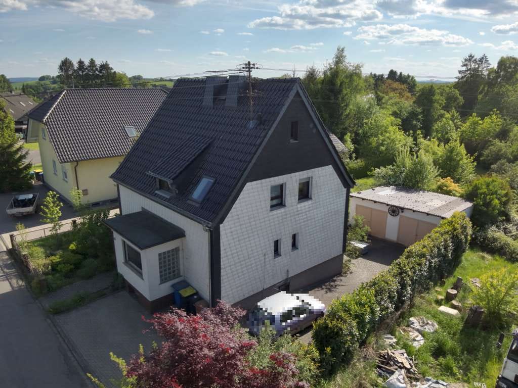 Immobilie in Weyerbusch - Einfamilienhaus mit Doppelgarage nahe dem Ortsrand - Bild 2