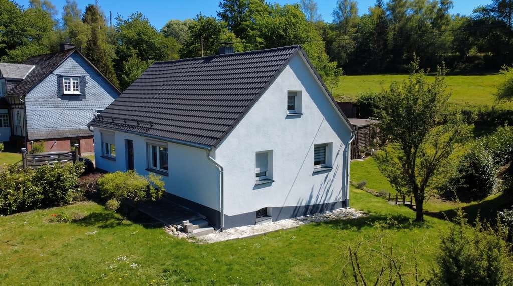 Immobilie in Kreuztal - Viel Platz für die Familie: Einfamilienhaus mit Doppelgarage und Garten - Bild 2