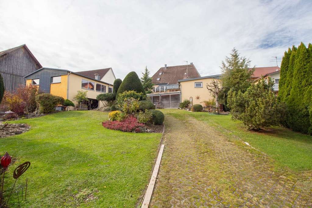 Immobilie in Ostrach - Zentrales Stadthaus mit einzigartigem Grundstück und Gewerbehalle - Bild 0
