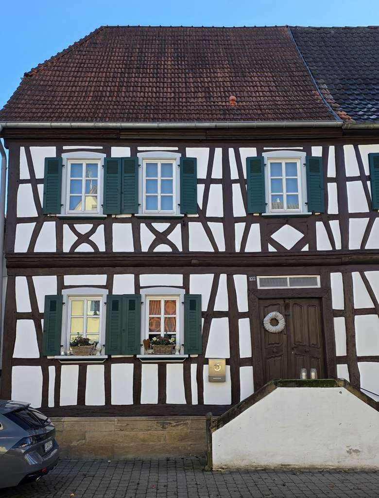 Immobilie in Herxheim - ~~ EINZIEHEN UND WOHLFÜHLEN - HISTORISCHES FACHWERKHAUS MIT GARTEN UND 2 GARAGEN ~~ - Bild 0