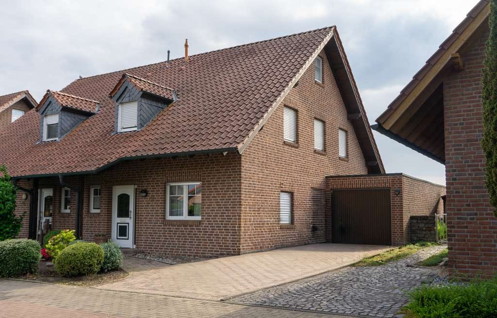 Immobilie in Sonsbeck - Gepflegte Doppelhaushälfte mit Garten, Garage und Einbauküche - Bild 0