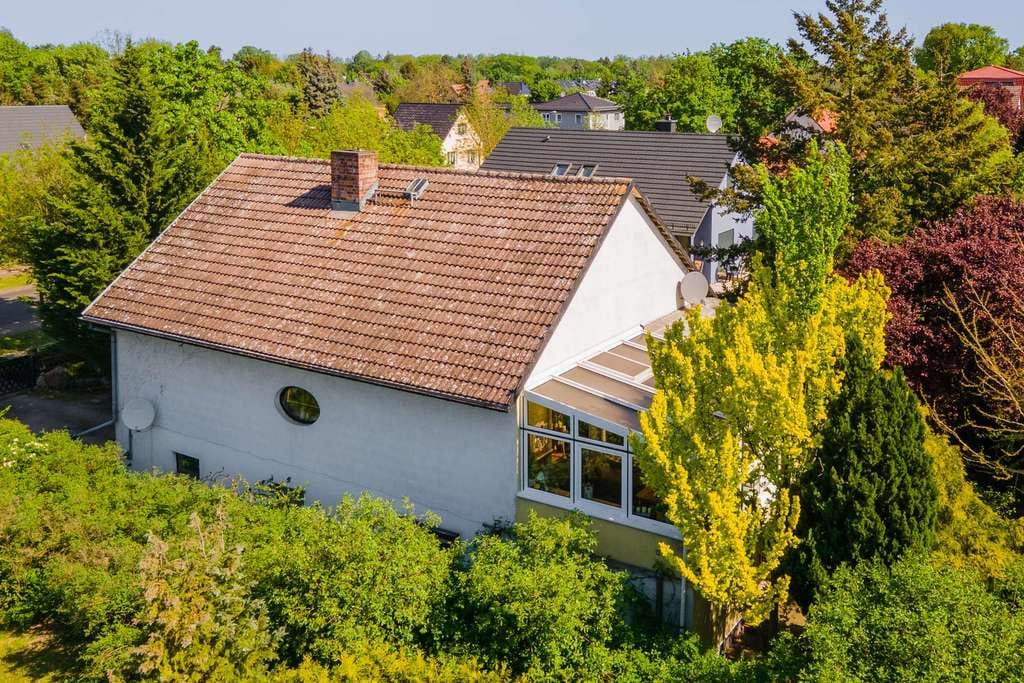 Immobilie in Fredersdorf-Vogelsdorf - Einfamilienhaus in Fredersdorf - Mit Wintergarten, Einbauküche, Pool, Garten, opt. Einliegerwohnung - Bild 1